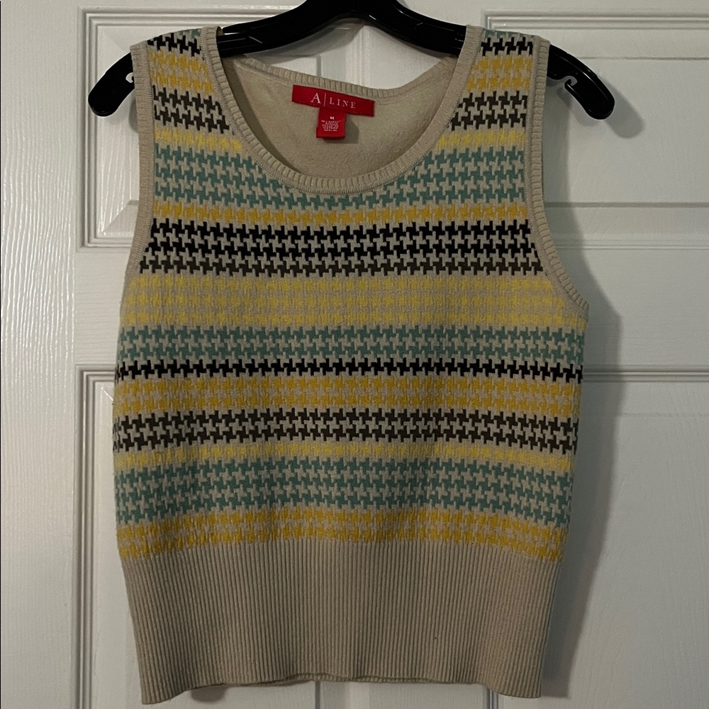 A Line Patterned Vest - Picture 2 of 7